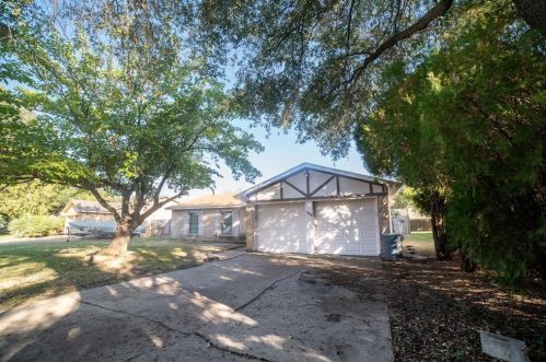 1616 Timberline Dr, Fort Worth, TX 76126-2918