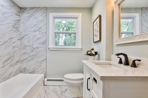 8 Justin Ave, Salem NH  03079-2319 exterior