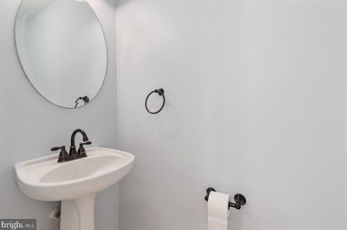 9078 Falcon Glen Ct, Bristow VA  20136-5739 exterior