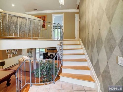 550 Franklin Ave, Franklin Lakes NJ  07417-2512 exterior