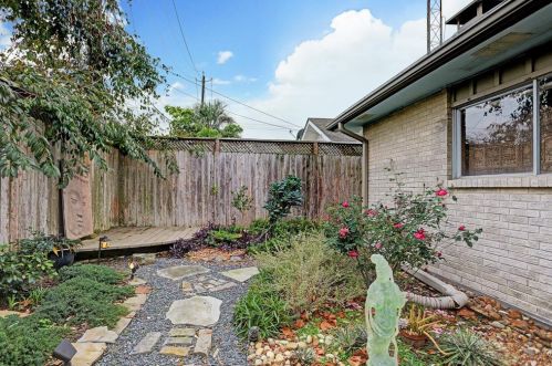 319 Barracuda Ave, Galveston TX 77550-3224 exterior