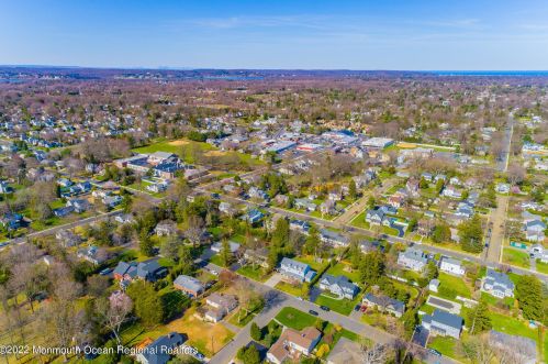 4 Laurel Dr, Little Silver NJ 07739-1416 exterior