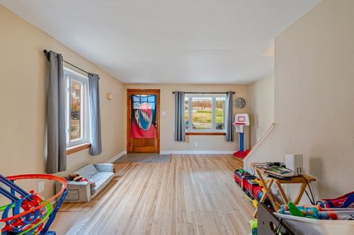 402 Cedar St, Jeannette PA  15644-2522 exterior