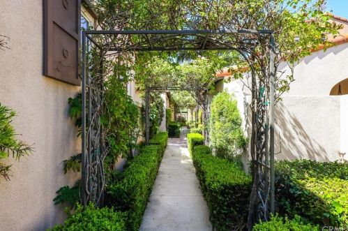 46 Duet, Irvine CA  92603-4216 exterior