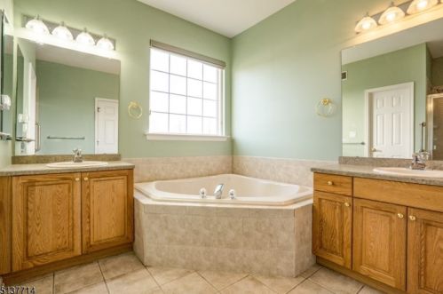 65 Kensington Cir, Belvidere NJ  07823-1700 exterior