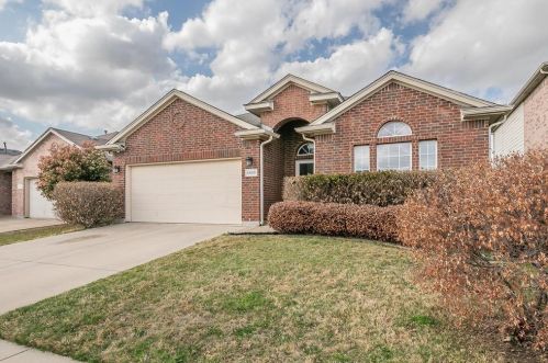 6420 Payton Dr, Fort Worth, TX 76131-1209