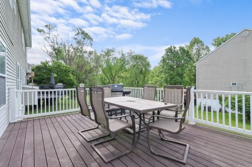 7 Woodfield Dr, Washingtonville NY  10992-1149 exterior