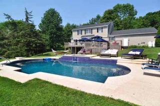 16 Carriage Ln, Roxbury, CT 06783-1920