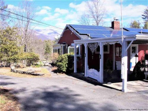 49 Country Club Ln, Woodstock, NY 12498-1840