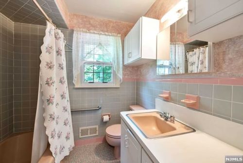 81 Mcnomee St, Oakland NJ  07436-2609 exterior