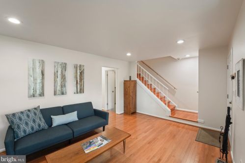 706 Hemlock Ct, Herndon, VA 20170-5452