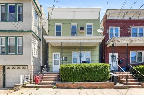 19 18th St, Bayonne, NJ 07002-3687