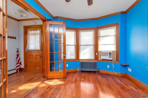 91-12 Holland Ave, Far Rockaway, NY 11693-1524