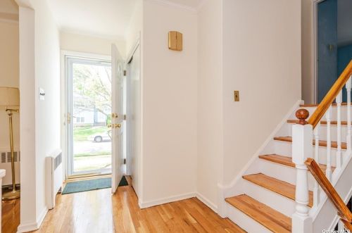 24 Manor Dr, Bethpage, NY 11714-1329