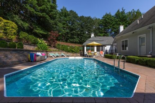 135 Hooker Farm Rd, Salem NH  03079-1815 exterior