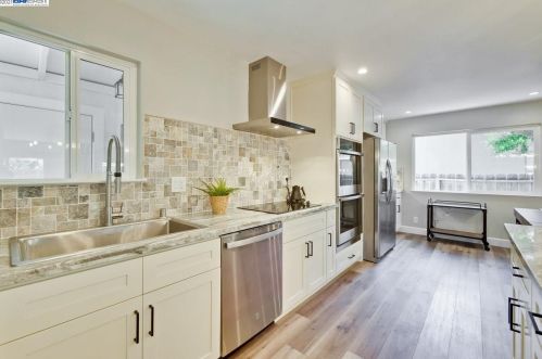 6570 Inglewood Dr, Pleasanton CA  94588-3825 exterior