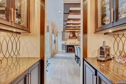 47 Hunters Run, Oakland NJ  07436-2346 exterior