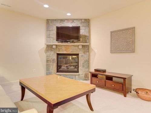 20500 Stone Fox Ct, Leesburg VA 20175-7223 exterior