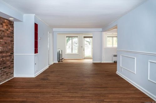 12 Karen Ln, New Rochelle, NY 10805-2122