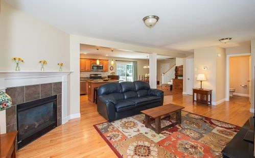 8 Evans Ave, Plaistow NH  03865-2909 exterior
