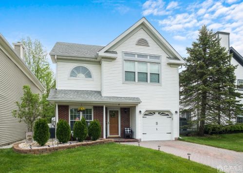 33 Glen Oaks Ct, Old Bridge, NJ 08857-3556