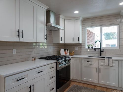 3003 Blackhawk St, Denver CO 80011-2220 exterior