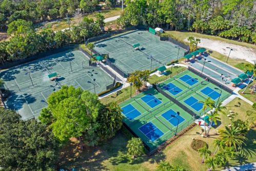 4010 Loblolly Bay Dr, Naples FL  34114-2504 exterior