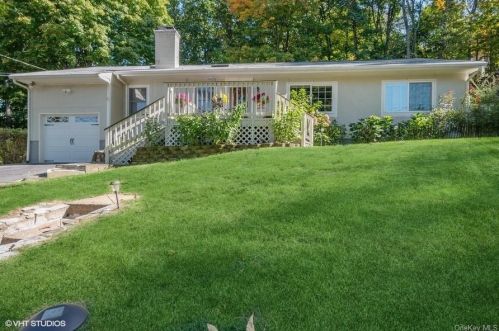 21 Hickory Rd, Sloatsburg, NY 10974-1811