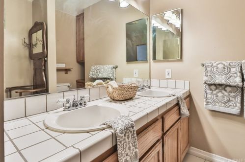 1229 Carmel Dr, Simi Valley CA 93065-4118 exterior