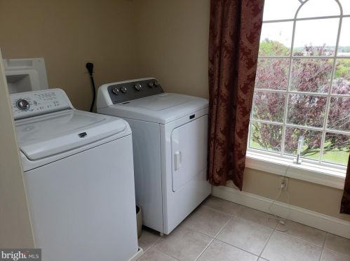 4260 Wyndemere Cir, Schnecksville PA  18078-3527 exterior