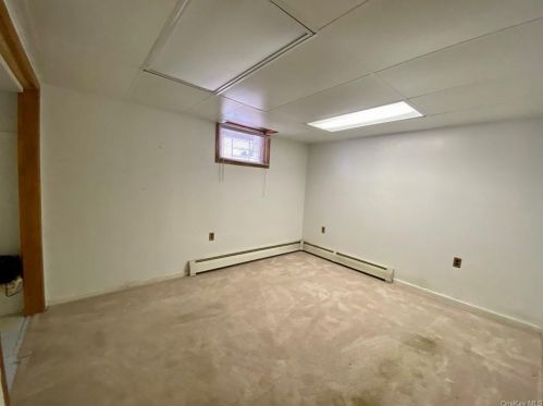 5 Court Ln, Fishkill NY  12524-2432 exterior