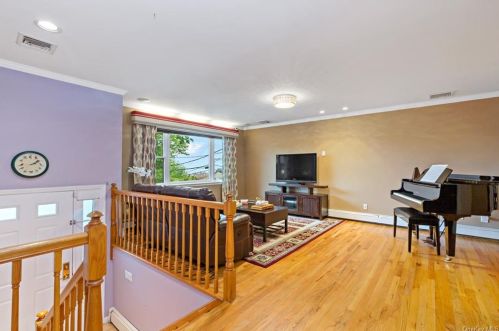 95 Orchard St, Thornwood, NY 10594-2115