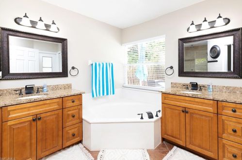 1980 Piccadilly Circus, Naples FL  34112-3687 exterior