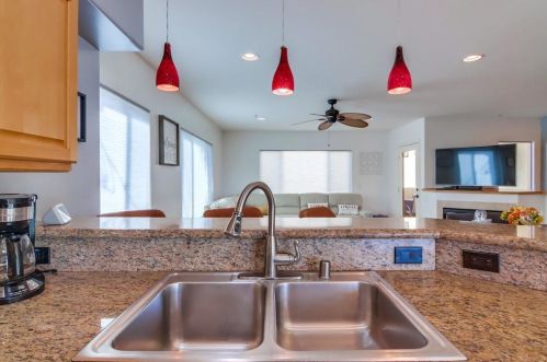 723 Diamond St, San Diego CA  92109-2447 exterior