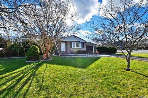 308 Cedarhurst St, Islip Terrace, NY 11752-1405