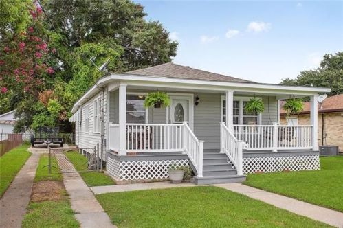 704 Barbe St, Westwego, LA 70094-4805