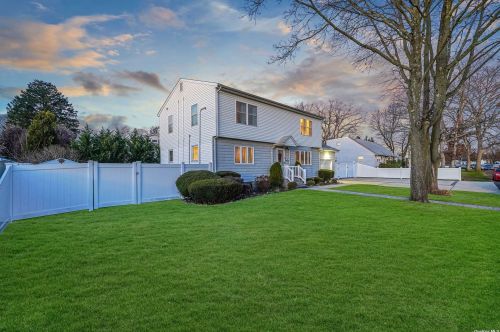 31 Overton St, Deer Park, NY 11729-2706