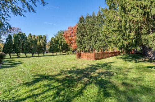 5 Hillside Dr, Clinton NJ 08809-1213 exterior