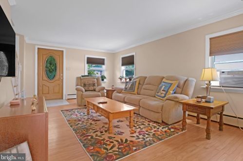 185 Crum Creek Dr, Woodlyn, PA 19094-1910
