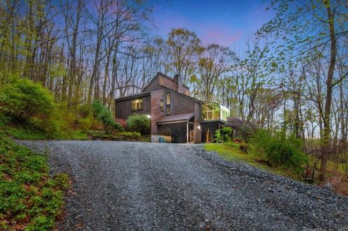 214 Hill Rd, New Hartford, CT 06057-2518