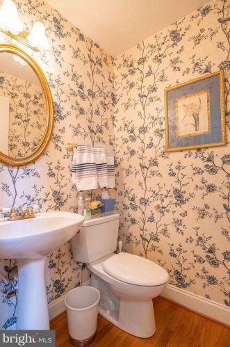 160 Manor Dr, Edinburg VA  22824-3579 exterior