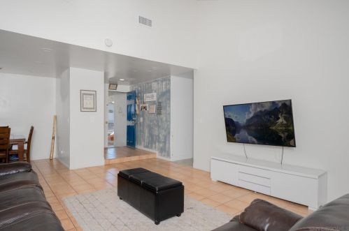 6342 Farley Dr, San Diego CA  92122-3025 exterior