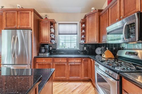42 Fieldstone Ln, Beacon Falls, CT 06403-1481