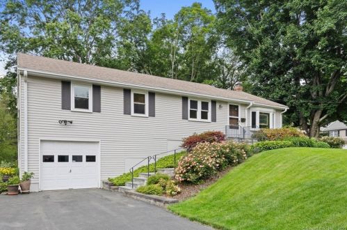 2 Brewer Dr, Bloomfield, CT 06002-2010