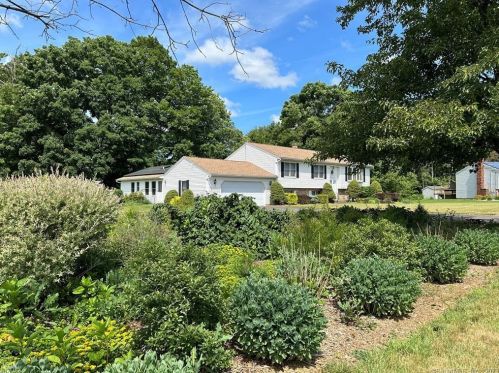 77 Hansen Farm Rd, North Haven, CT 06473-2862