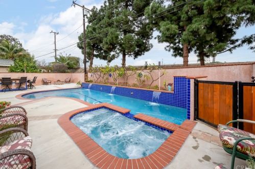 832 Stevely Ave, Long Beach CA 90808-4438 exterior