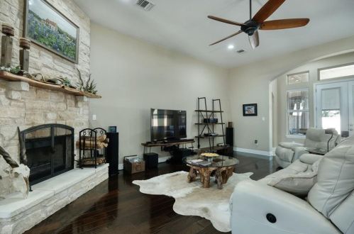 601 Fair Oaks Dr, Georgetown TX  78628-5205 exterior