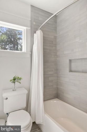 1044 Manning St, Great Falls VA  22066-1922 exterior