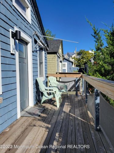 30 Jackson St, Monmouth Hills, NJ 07732-1744