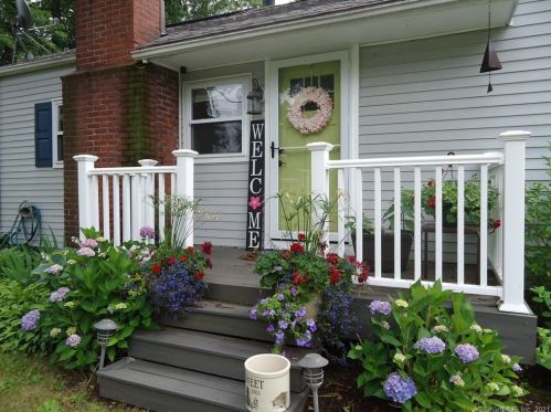 64 Village St, North Haven, CT 06473-3830